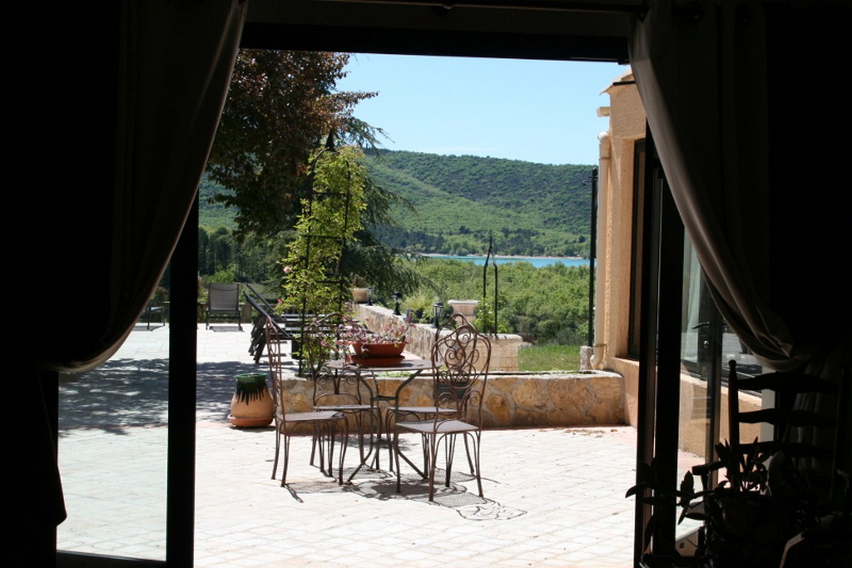 Vers la terrasse - Auberge des Salles