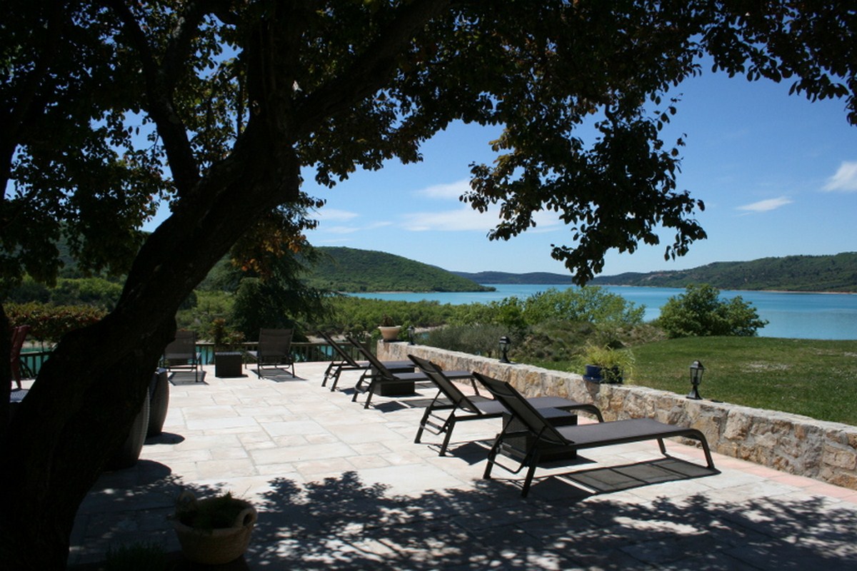 Détente avec vue sur le lac - Auberge des Salles