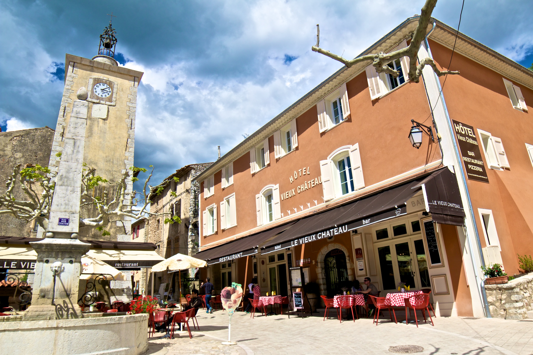 Vue de la place - Le Vieux Château