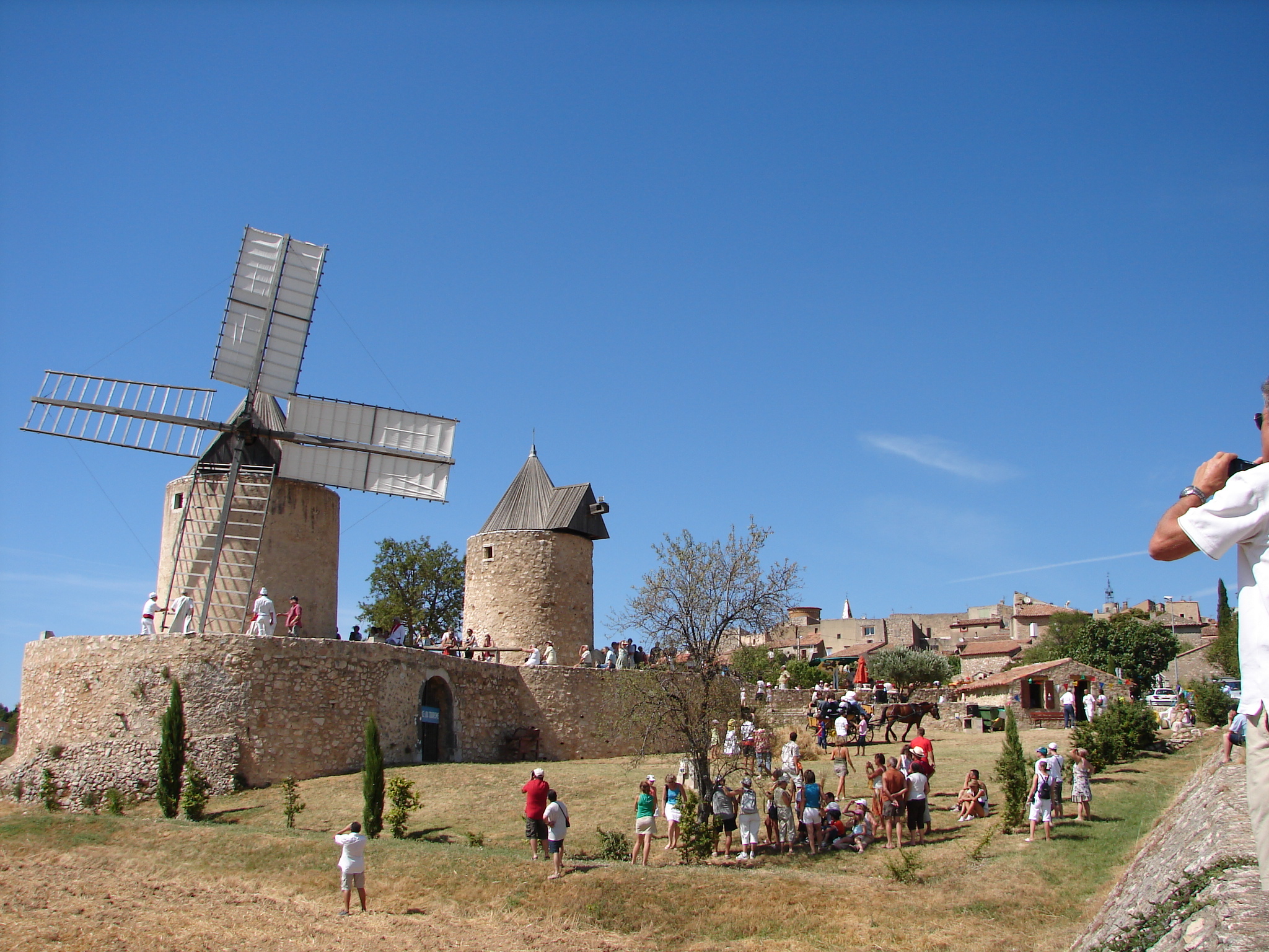 Fête des Moulins le 1er week-end du mois d'août - Association les Amis des Moulins de Régusse