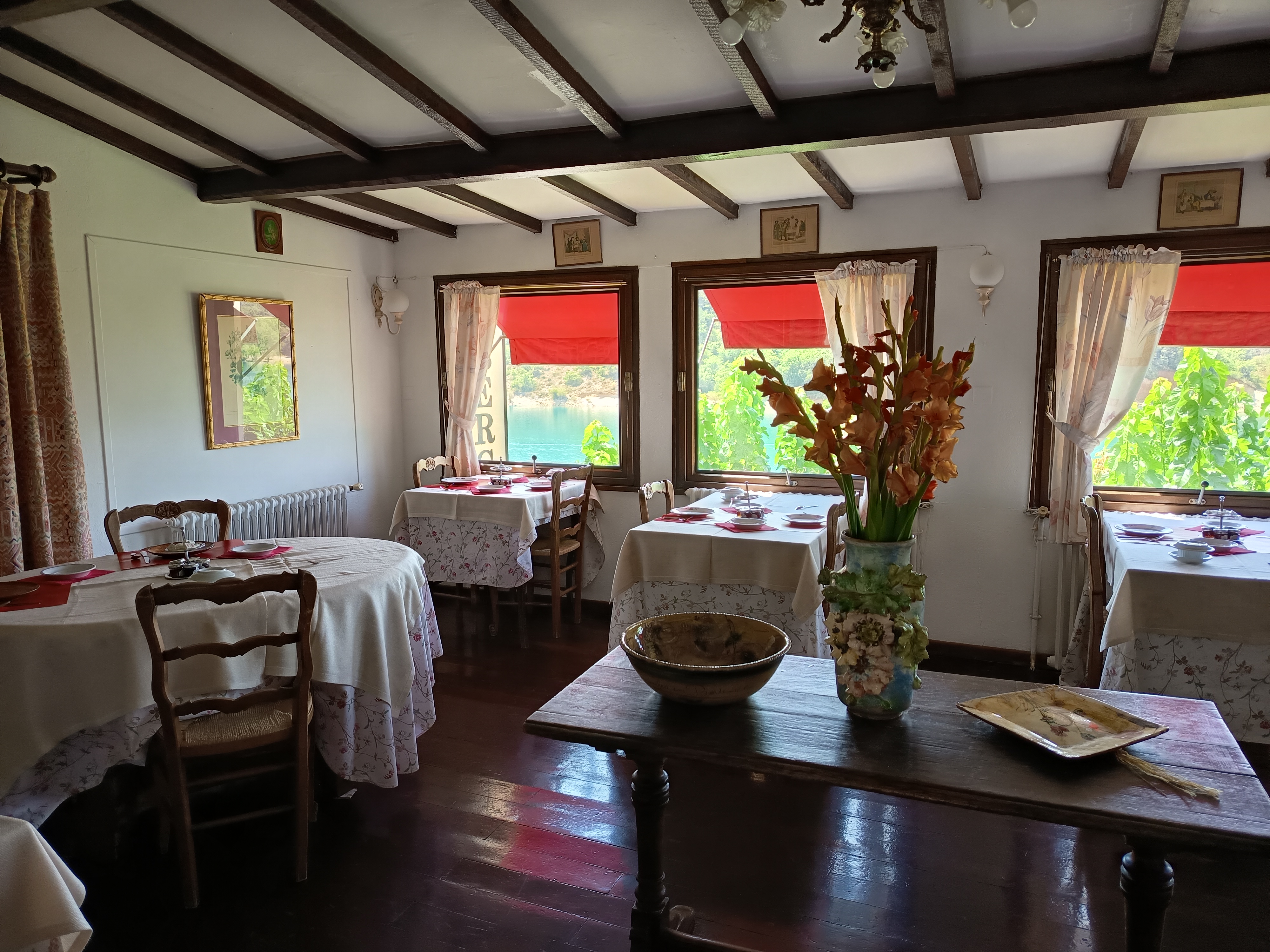 Salle des petit-déjeuners - Auberge du Lac_Bauduen