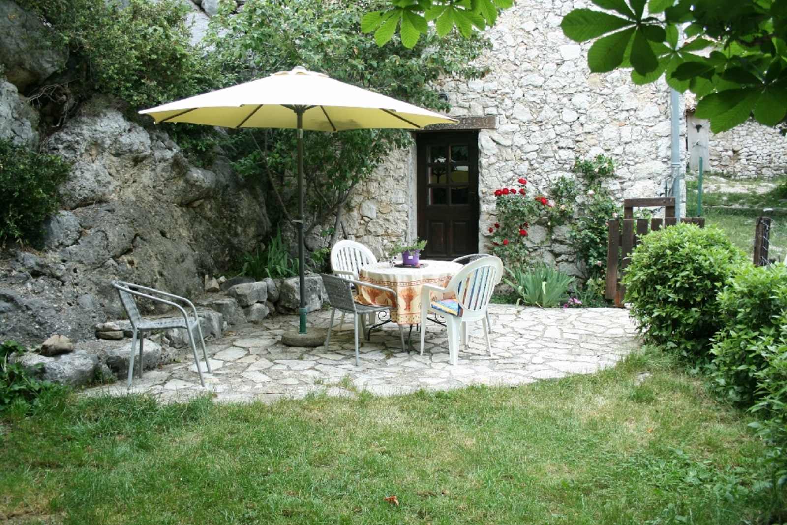 Terrasse extérieure - Commanderie de St Maymes