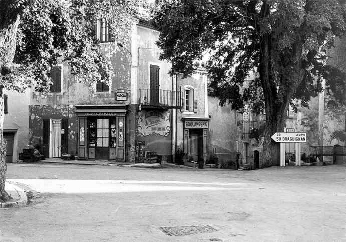 Place de la fontaine de l'ancien village - Expositionn