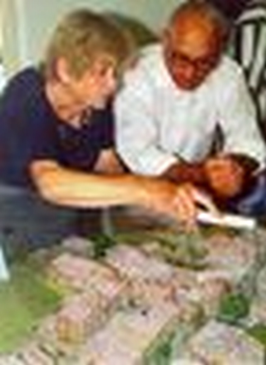 Vérification de la maquette par une ancienne habitante du village - Exposition