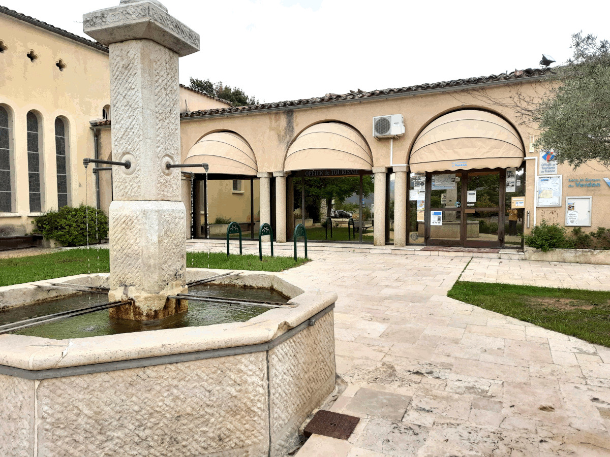 Vue extérieure avec fontaine - Bureau d'Information Touristique des Salles-sur-Verdon