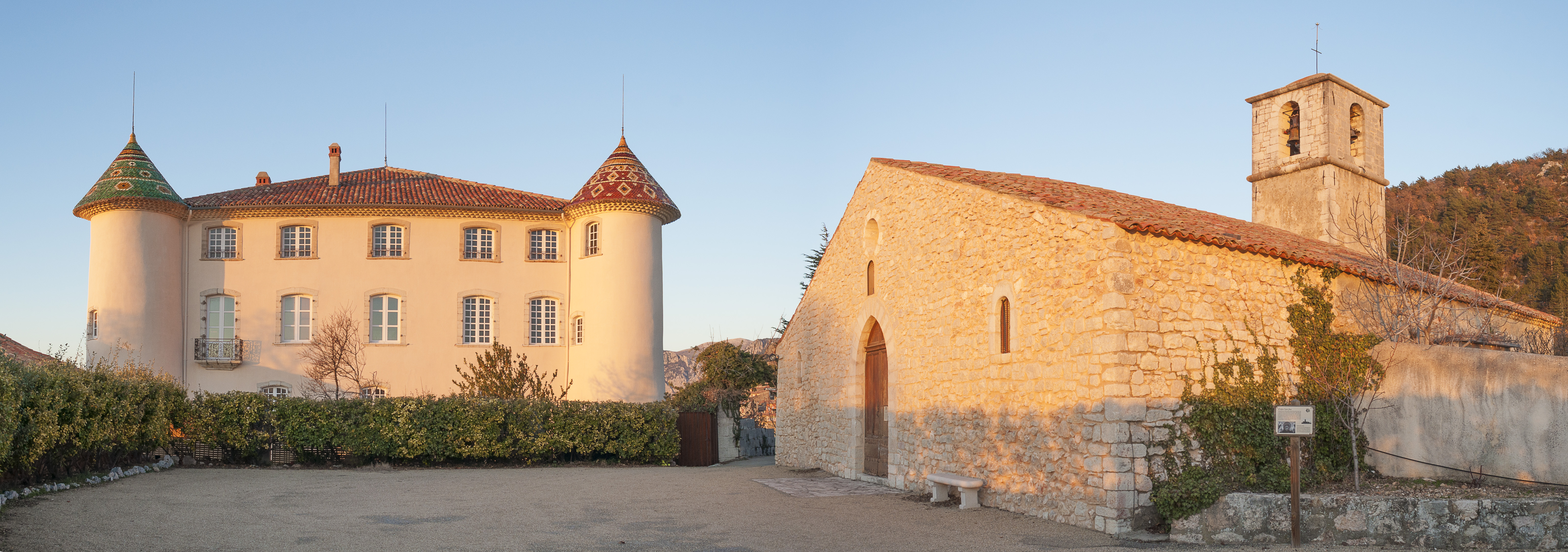 Vue sur le château et l'église - Château d'Aiguines