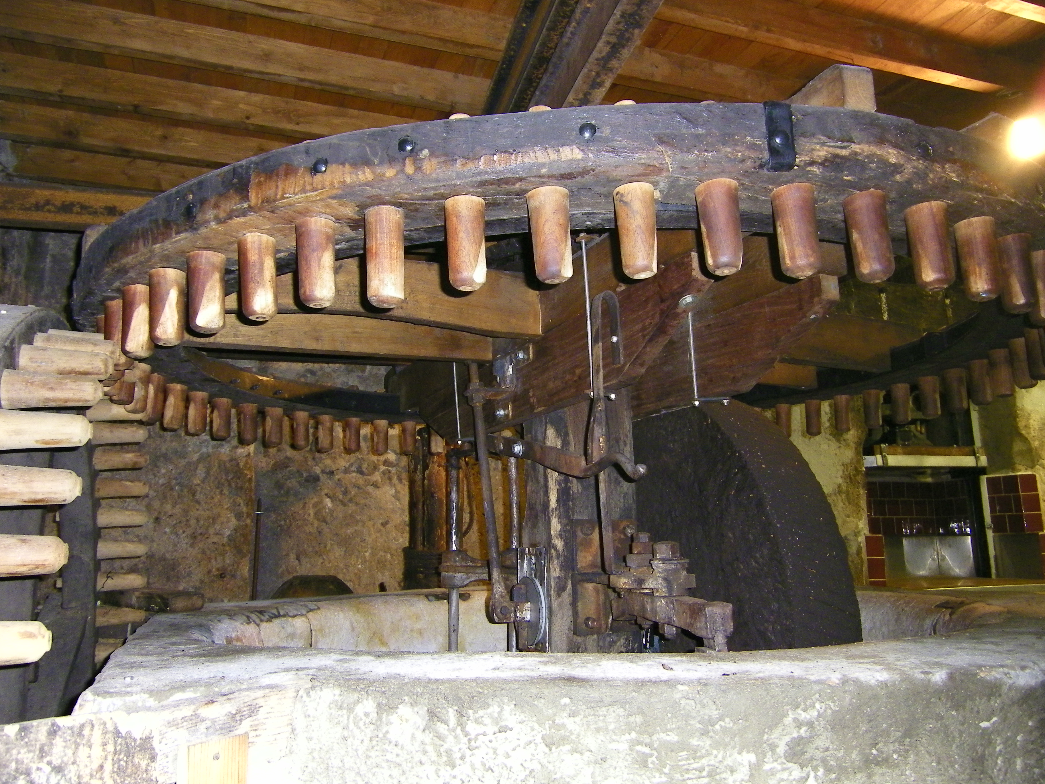 La roue à meule - Le moulin à huile