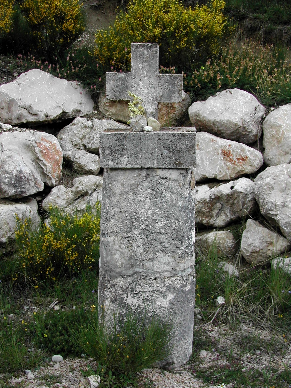 Croix en pierre - Chapelle Saint Pierre en Demueyes