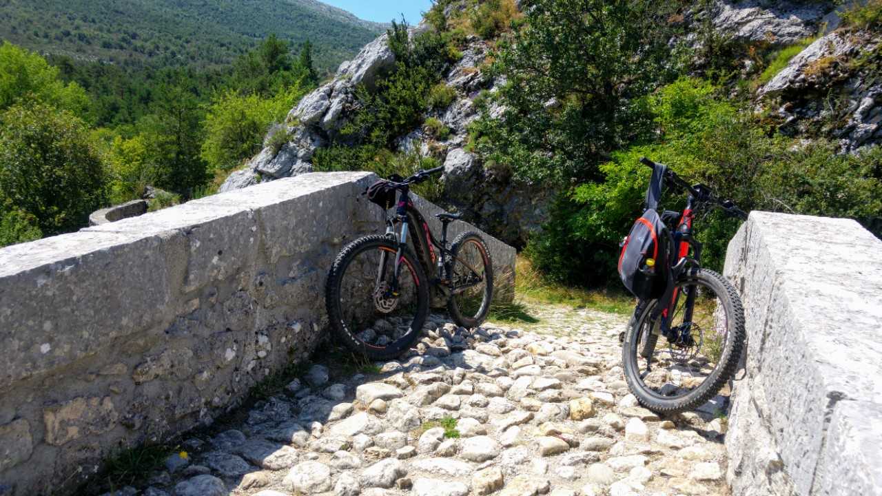 Vélos sur le pont - Pont de la Serre, dit 