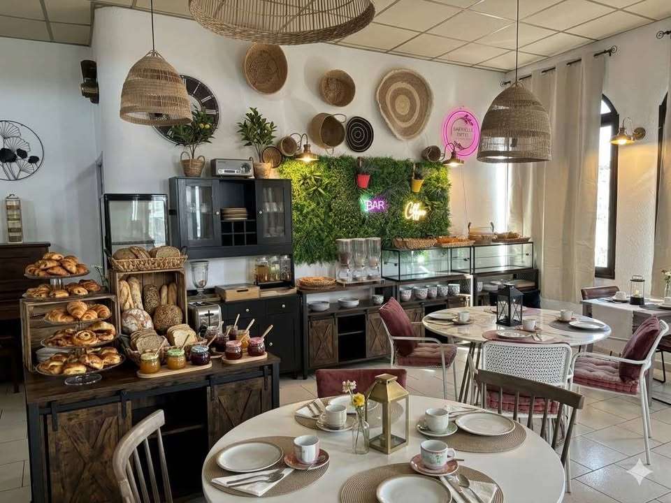 Salle du petit-déjeuner buffet - Gabrielle hôtel