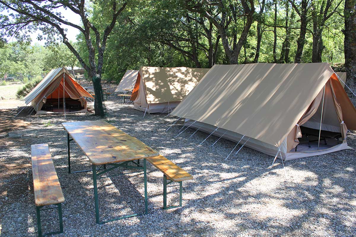 Tentes et lits de camp - Base nautique municipale des Salles-sur-Verdon