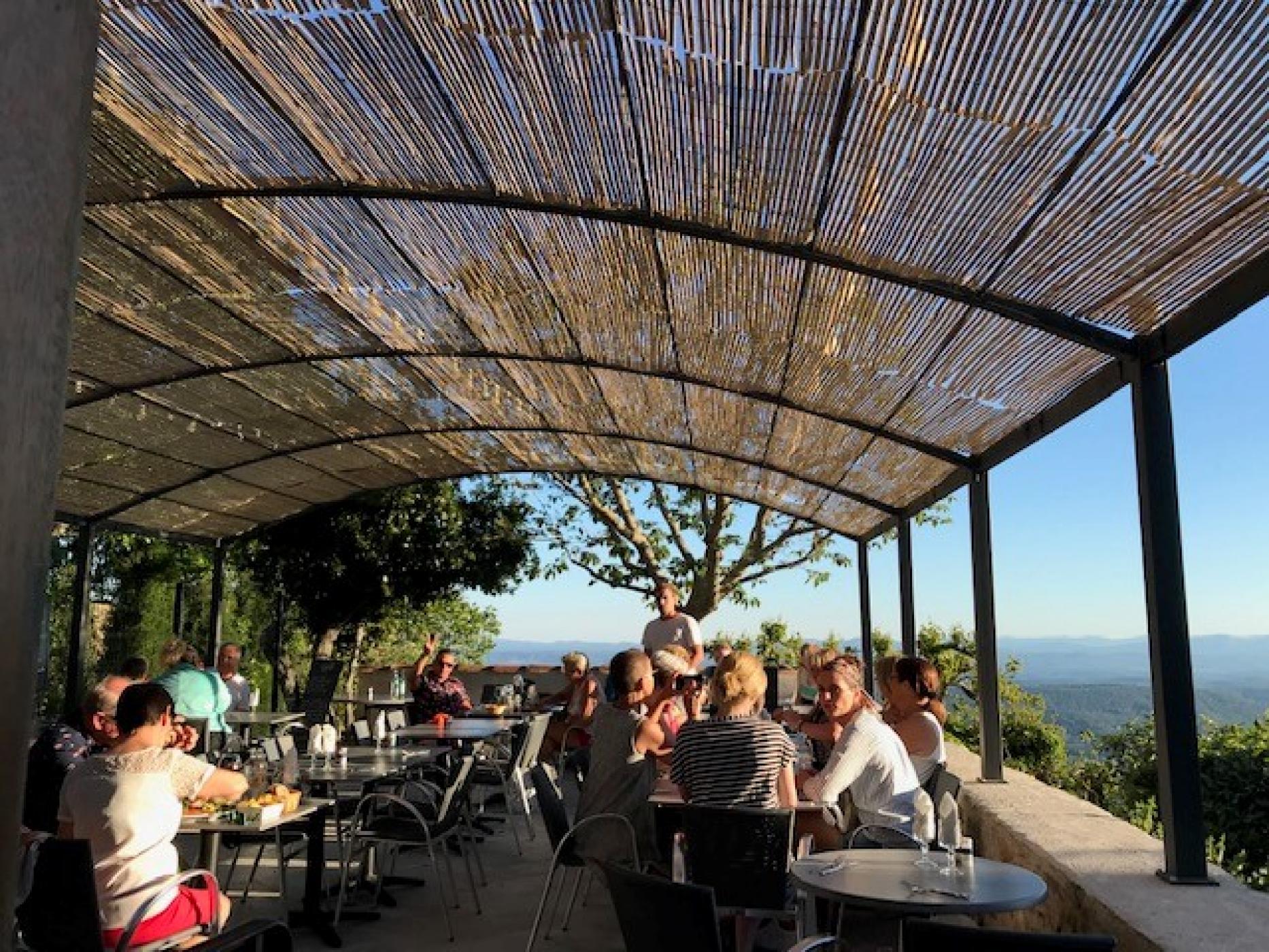 Terrasse avec du monde - La Farigoulette