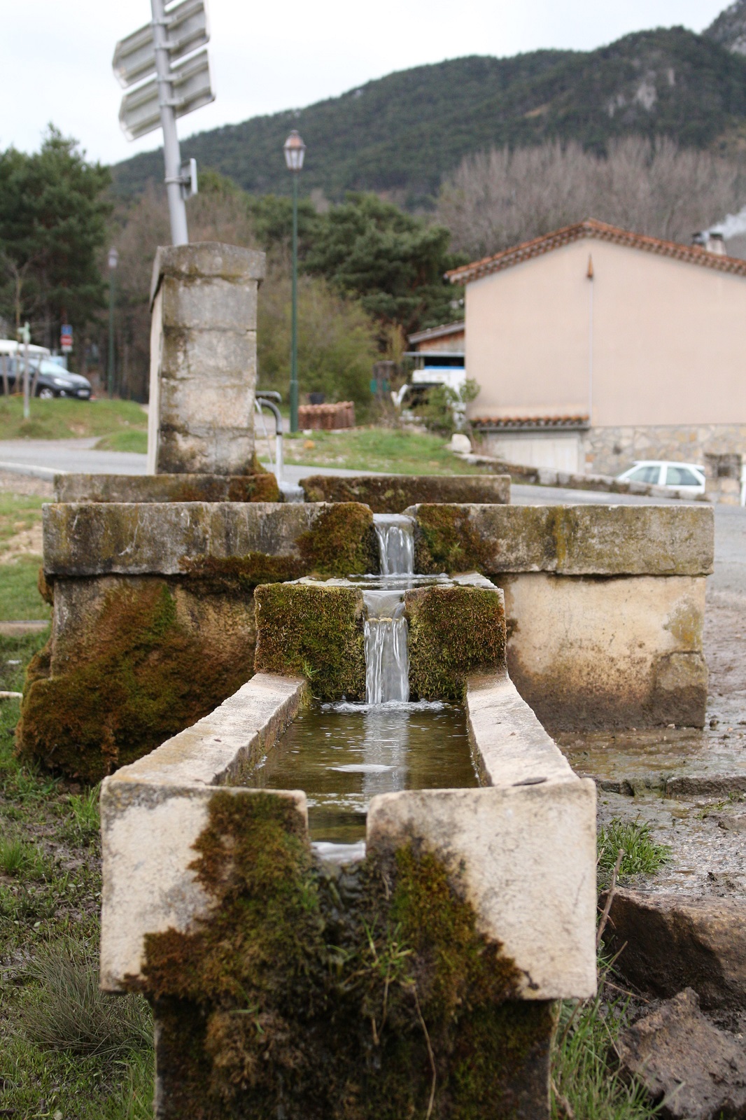 Vue latérale - Fontaine des Henris