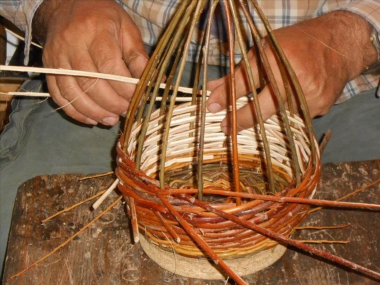 Fabrication d'un panier - La Ferme de la Célestine