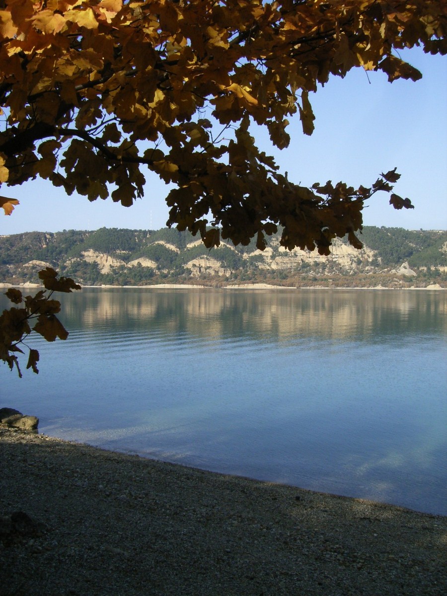 Vue sur le lac - Plage Vigne d'Aiguines