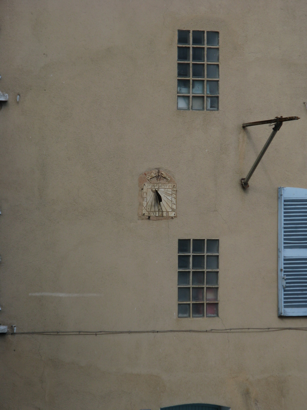 Zoom de la vue du Bâtiment - Cadran solaire Voltaire