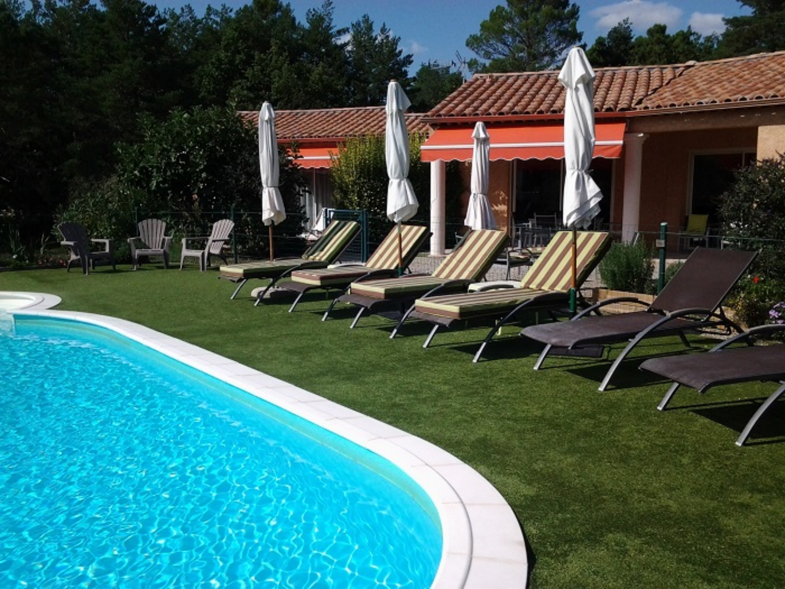 piscine et plage synthétique - Chez M et Mme Volante