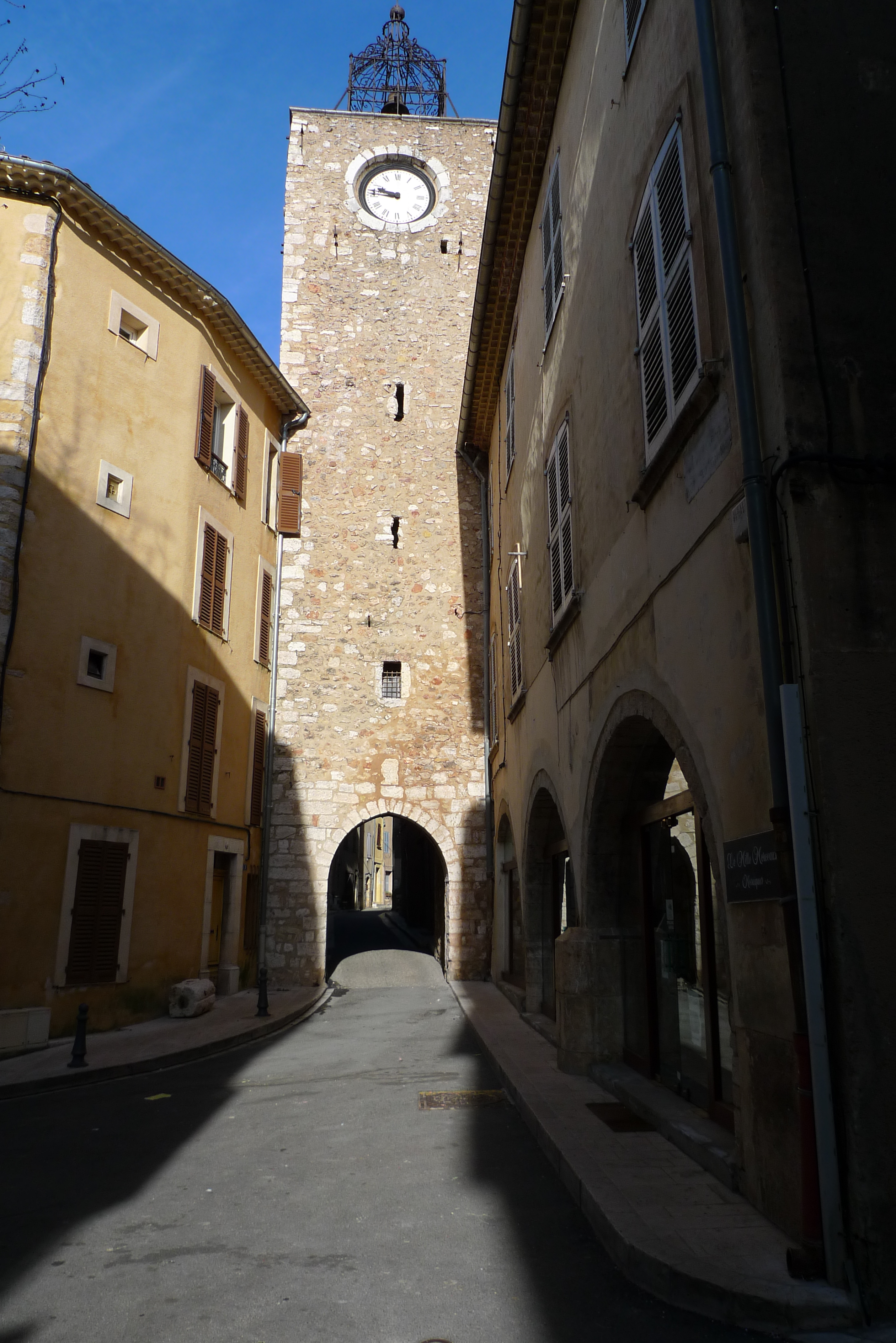 Vue depuis la Place L. Gauthier - Tour de l'horloge