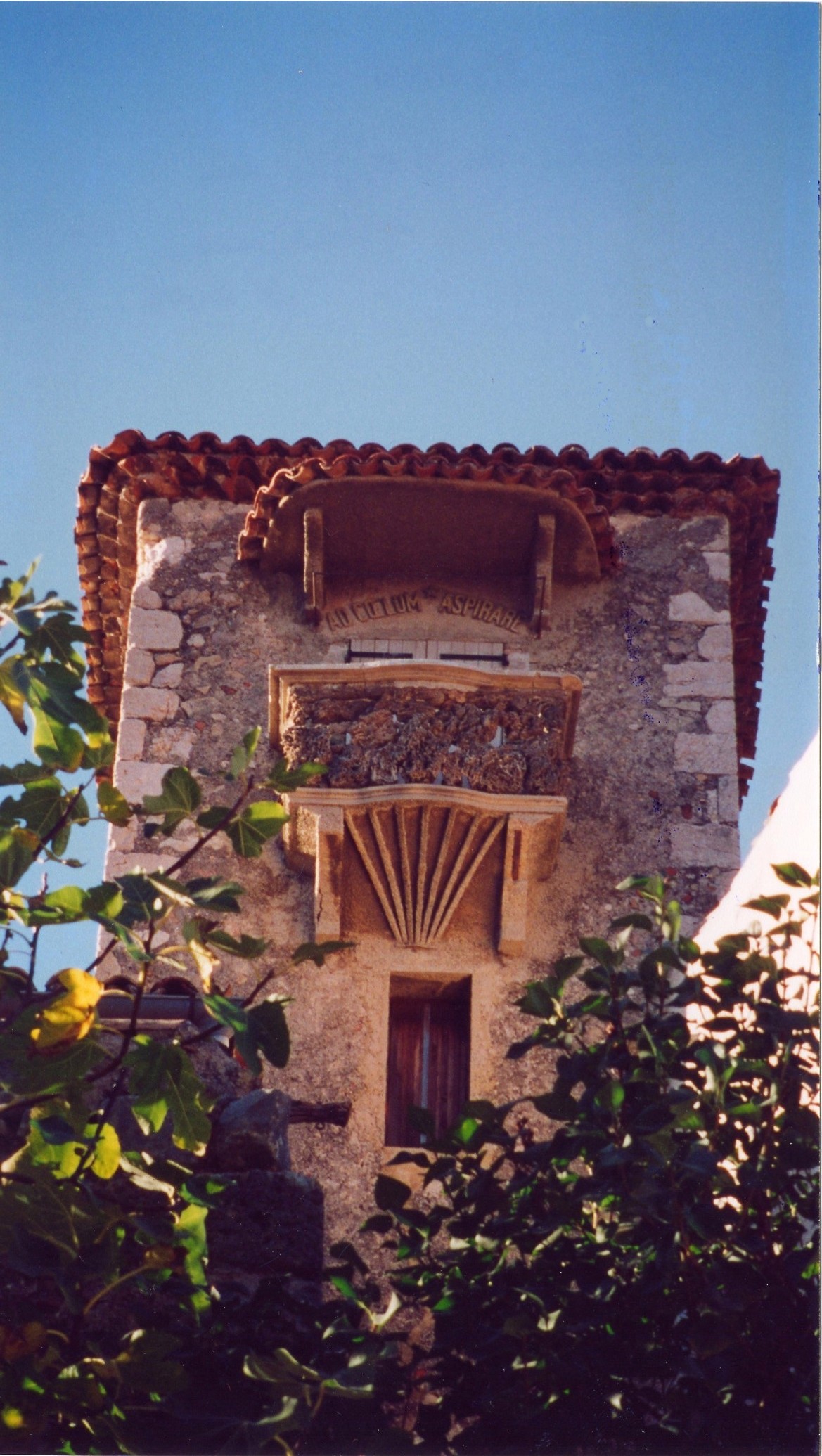 tour au balcon ouvragé