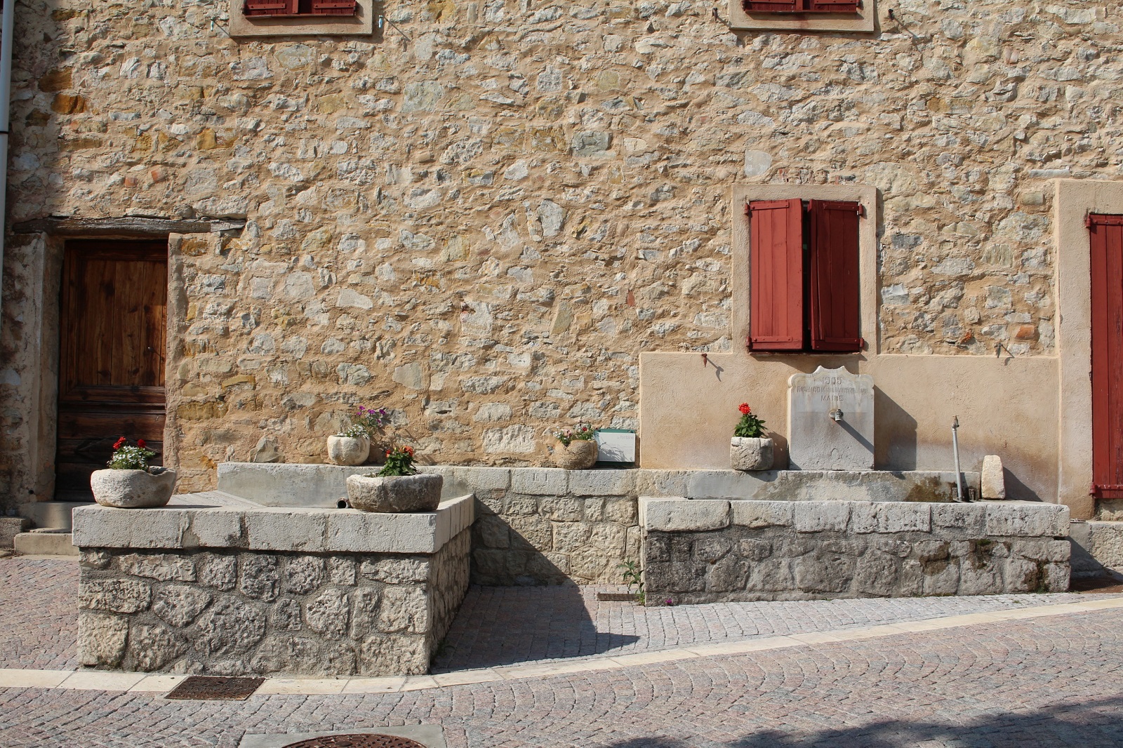 Vue générale - Fontaine et lavoir