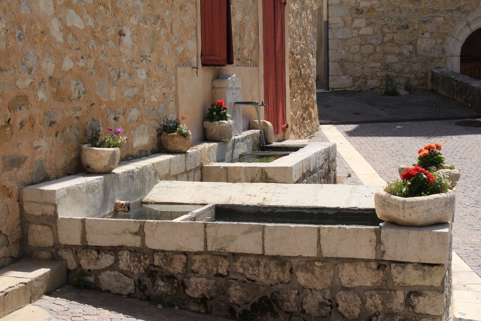 Vue latérale - Fontaine et lavoir