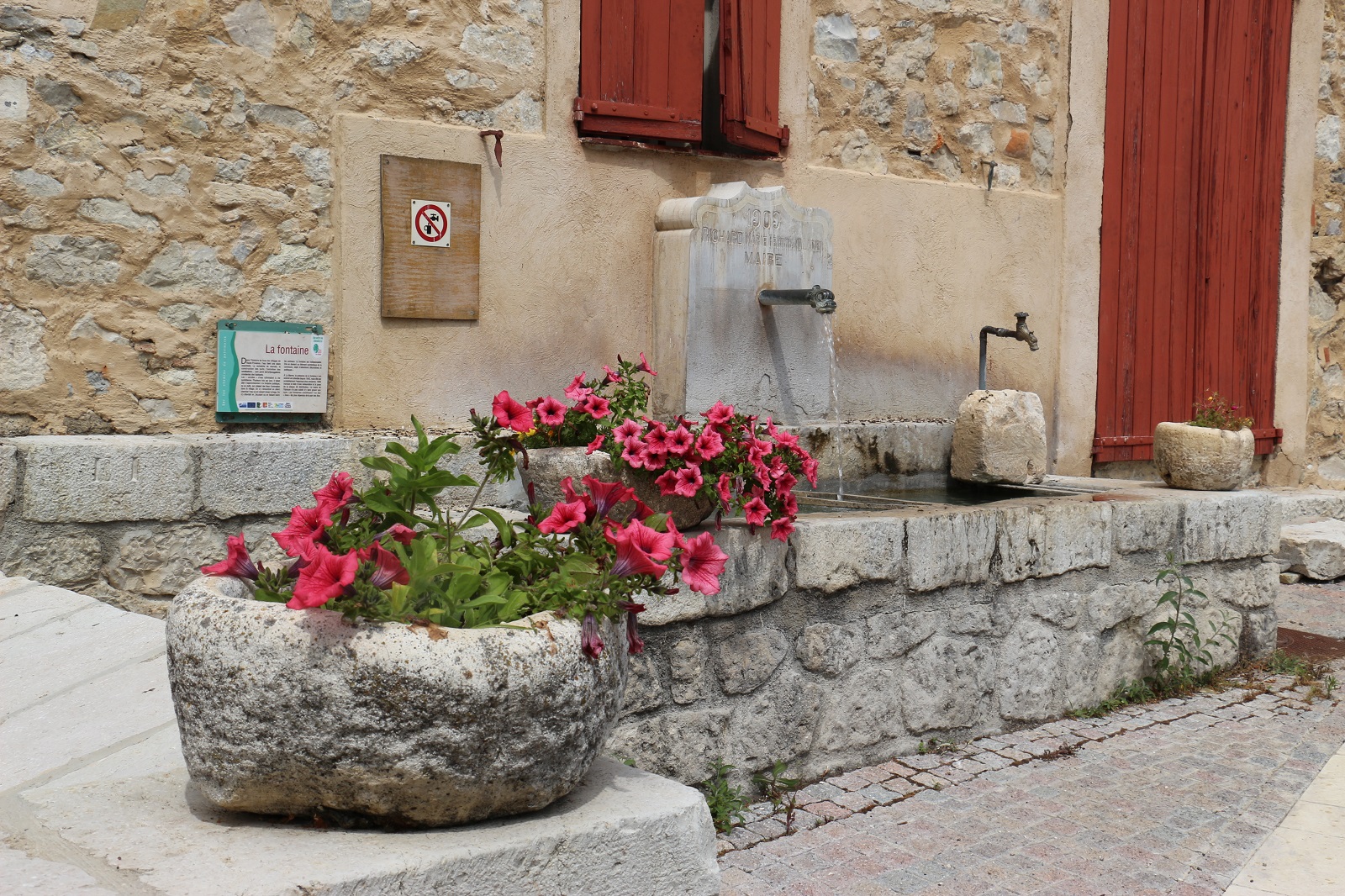 Fontaine fleurie - Fontaine et lavoir