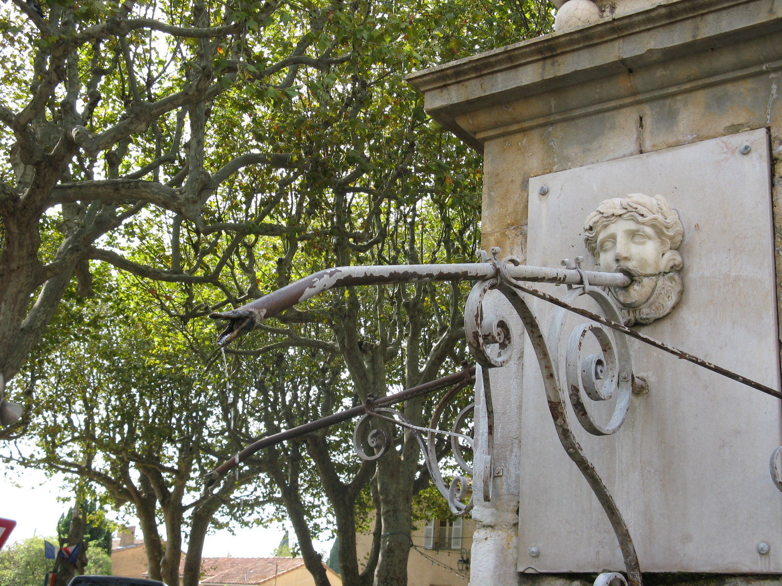 Masque et bec à eau - Fontaine Charles de Gaulle - Aups - Fontaine Charles de Gaulle - Aups