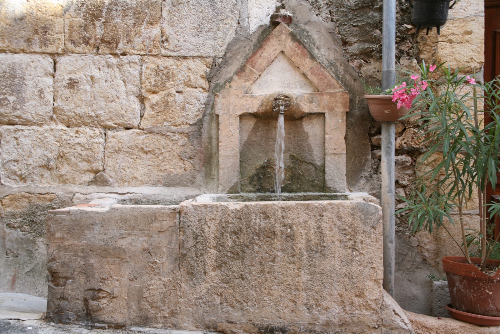 Photo Fontaine rue des Gomberts