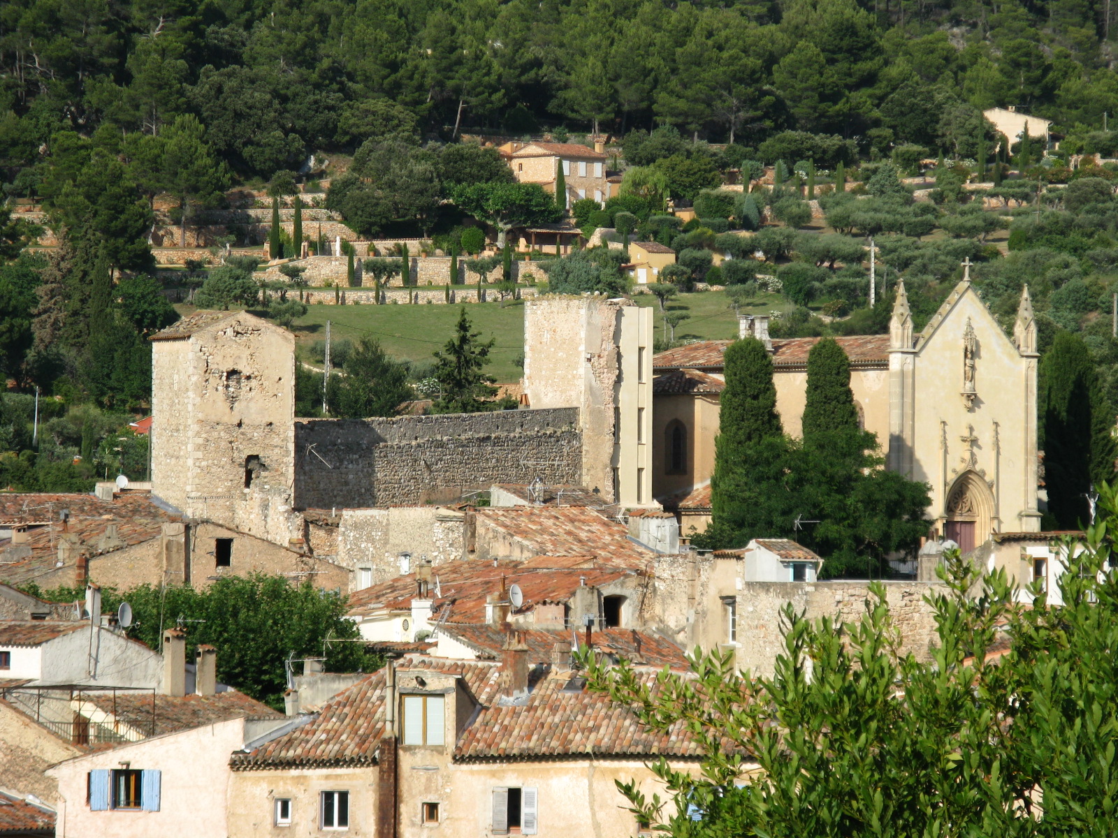 Belle vue d'ensemble - Tour et remparts