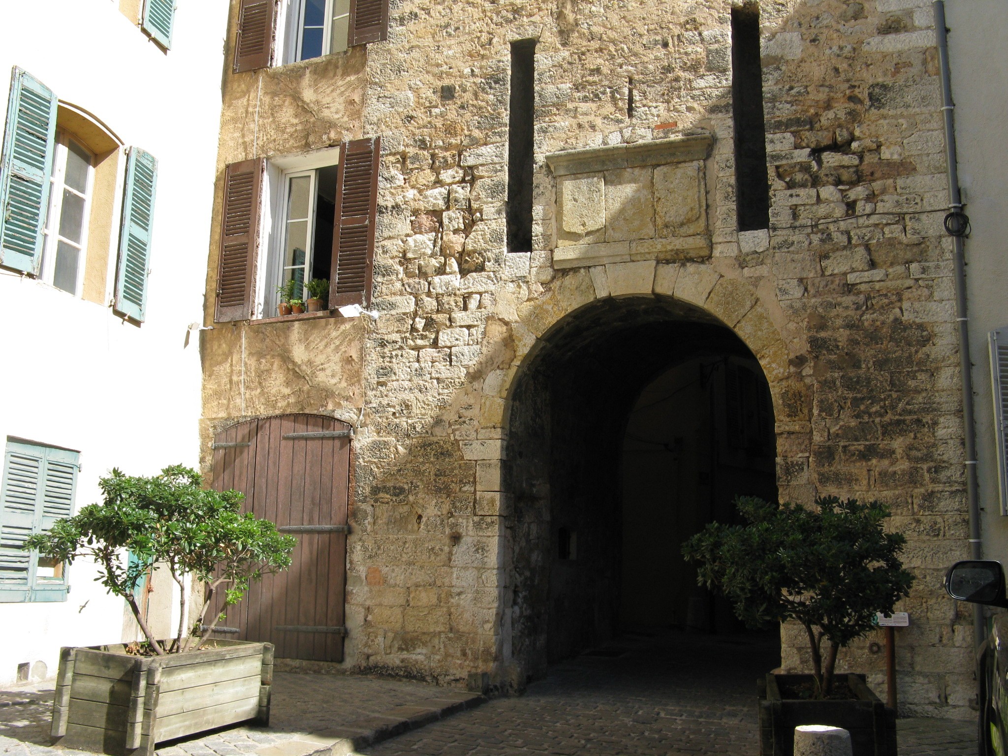 Porte des Alpes au pied de la tour sarrasine - Aups - Tour sarrasine - Aups