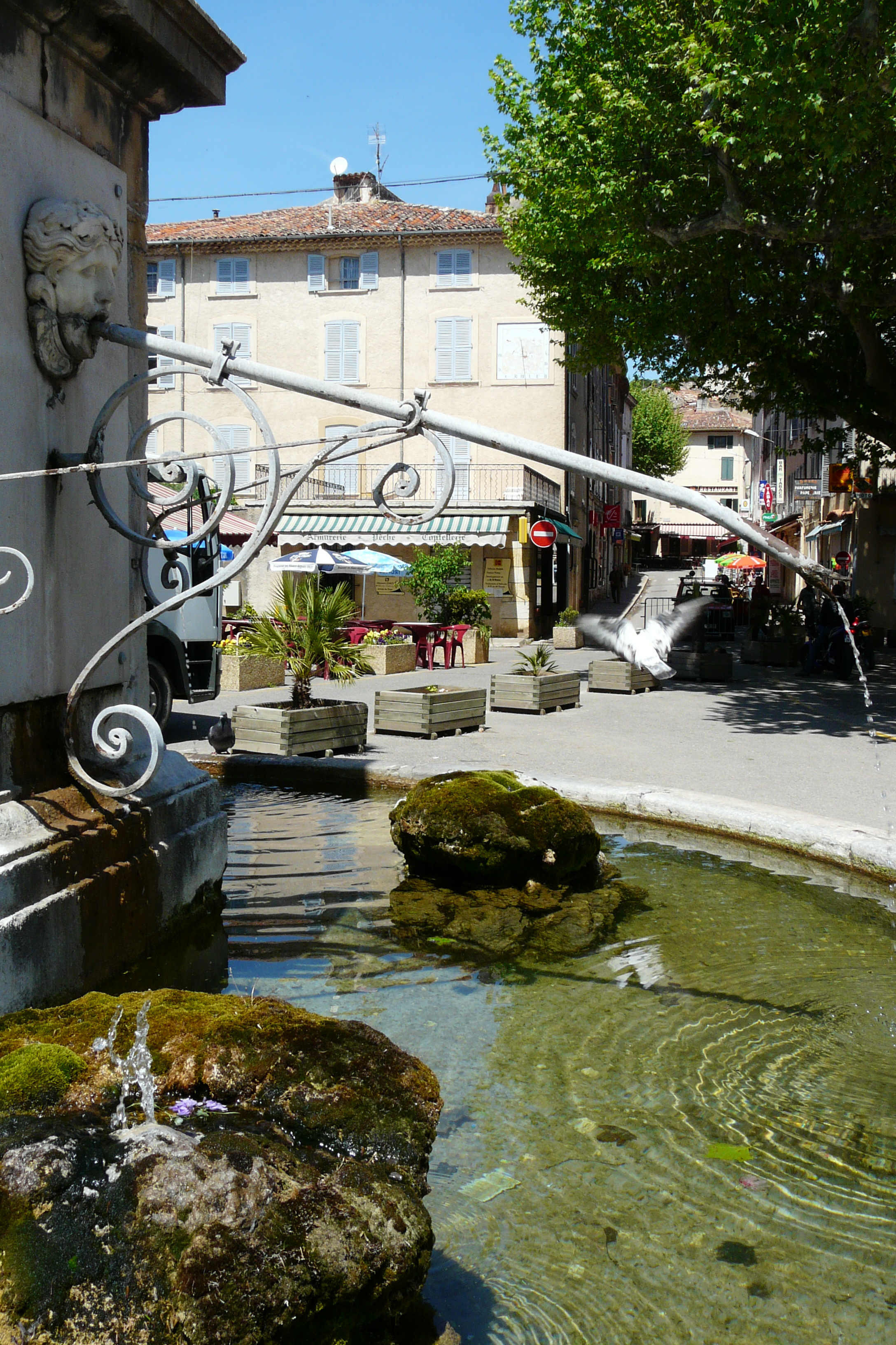 Détail d'un bec à eau - Fontaine Charles de Gaulle