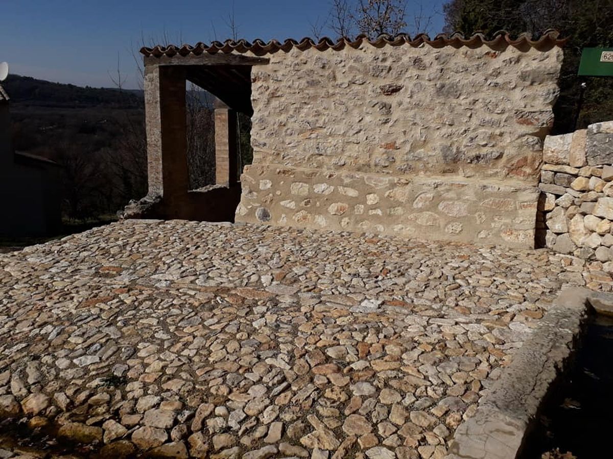 Vue d'ensemble - Fontaine et lavoir de Font Castellan