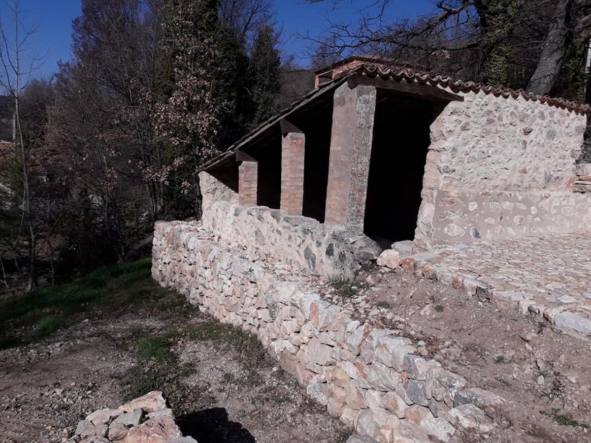 Extérieur du lavoir - Fontaine et lavoir de Font Castellan