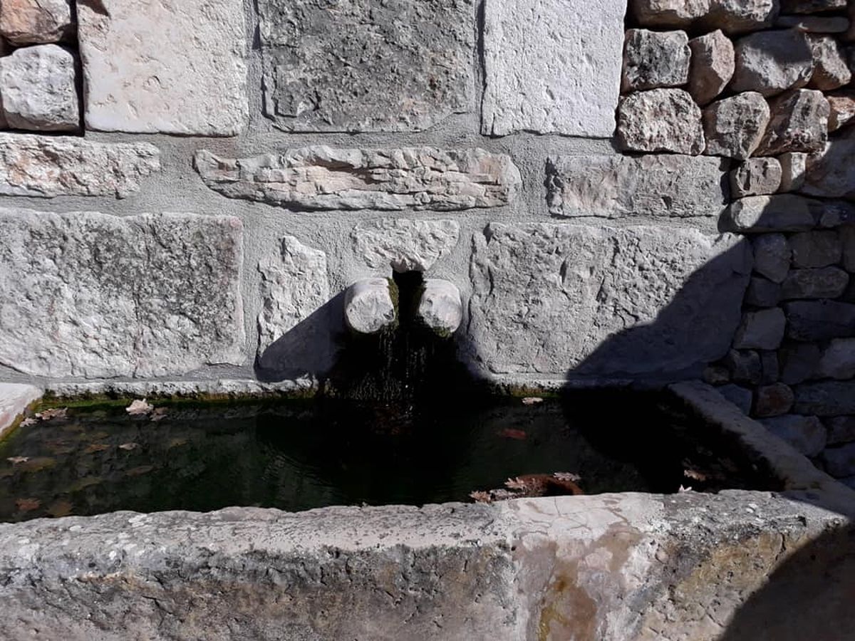 Fontaine - Fontaine et lavoir de Font Castellan