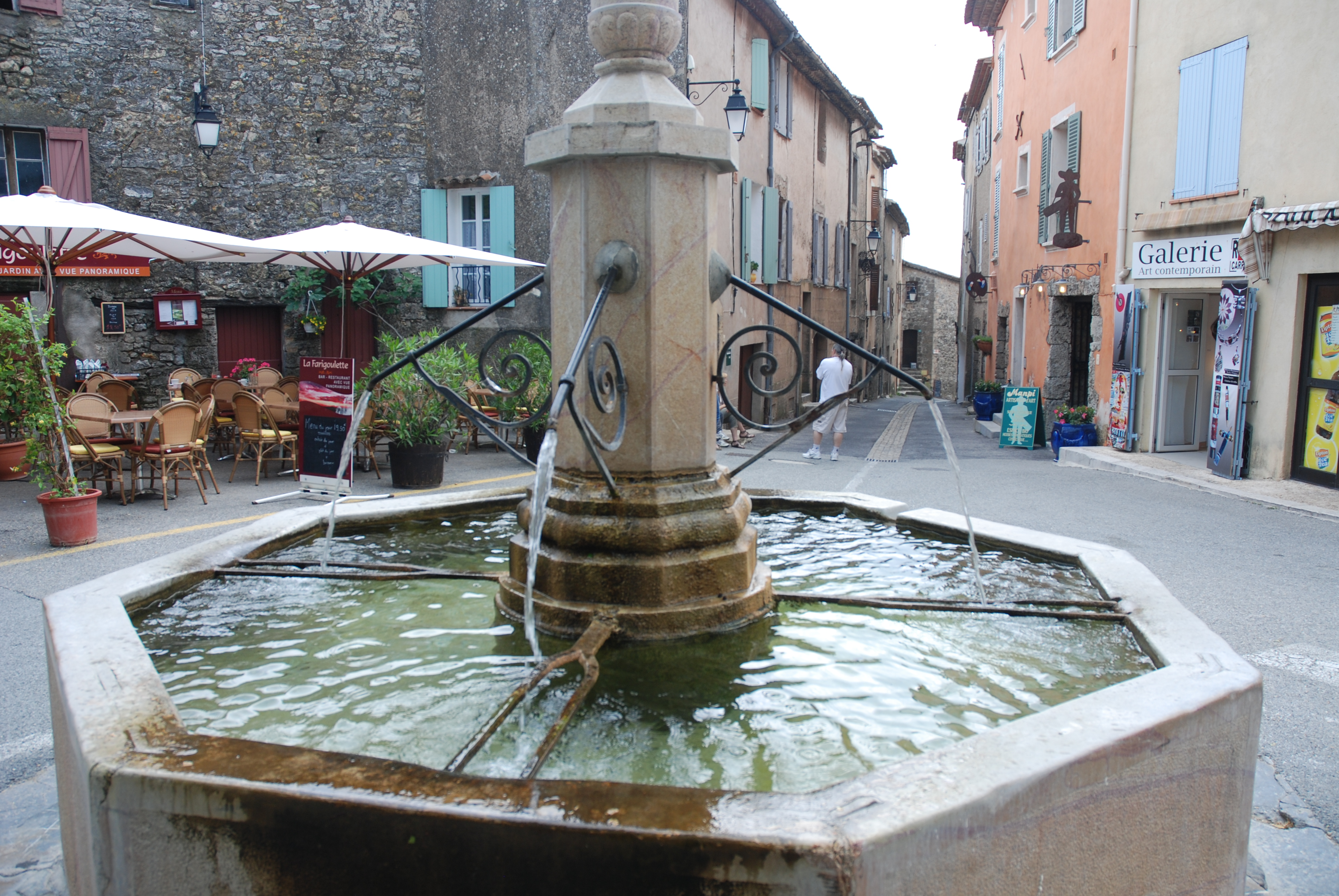 Photo - Fontaine place des Ormeaux