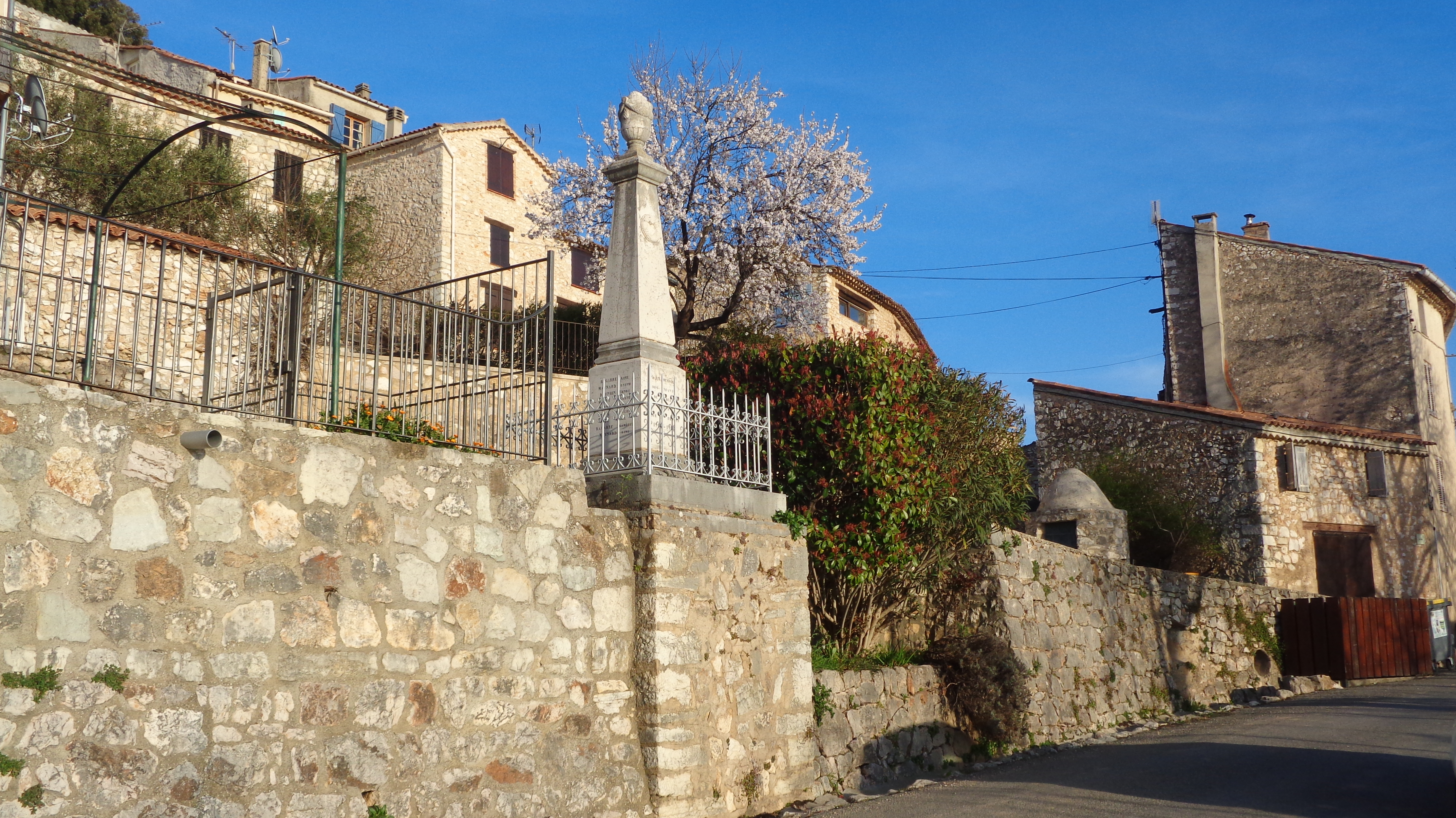 Vue d'en bas - Monument aux morts