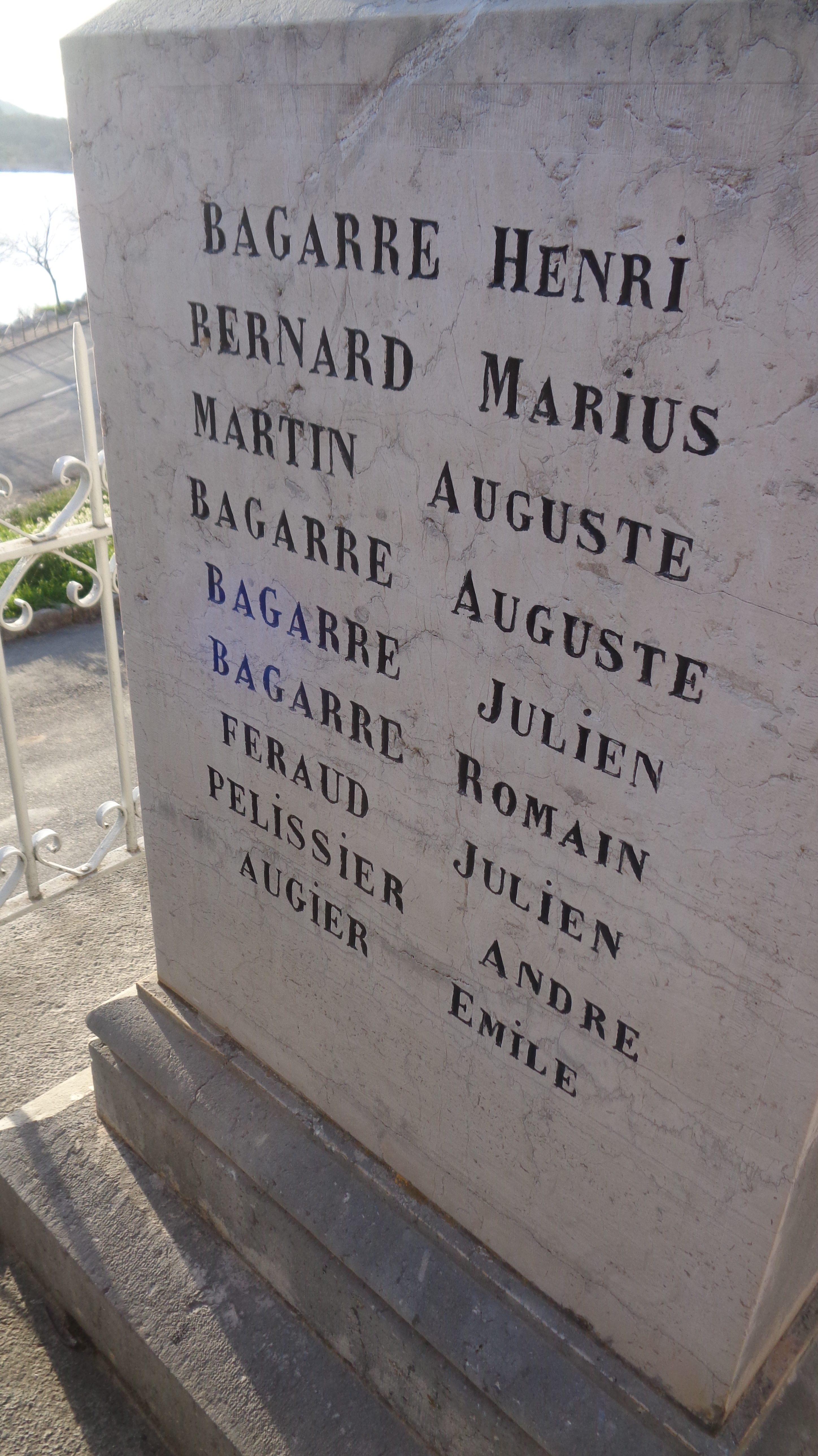 noms des disparus gravés sur chaque côté - Monument aux morts