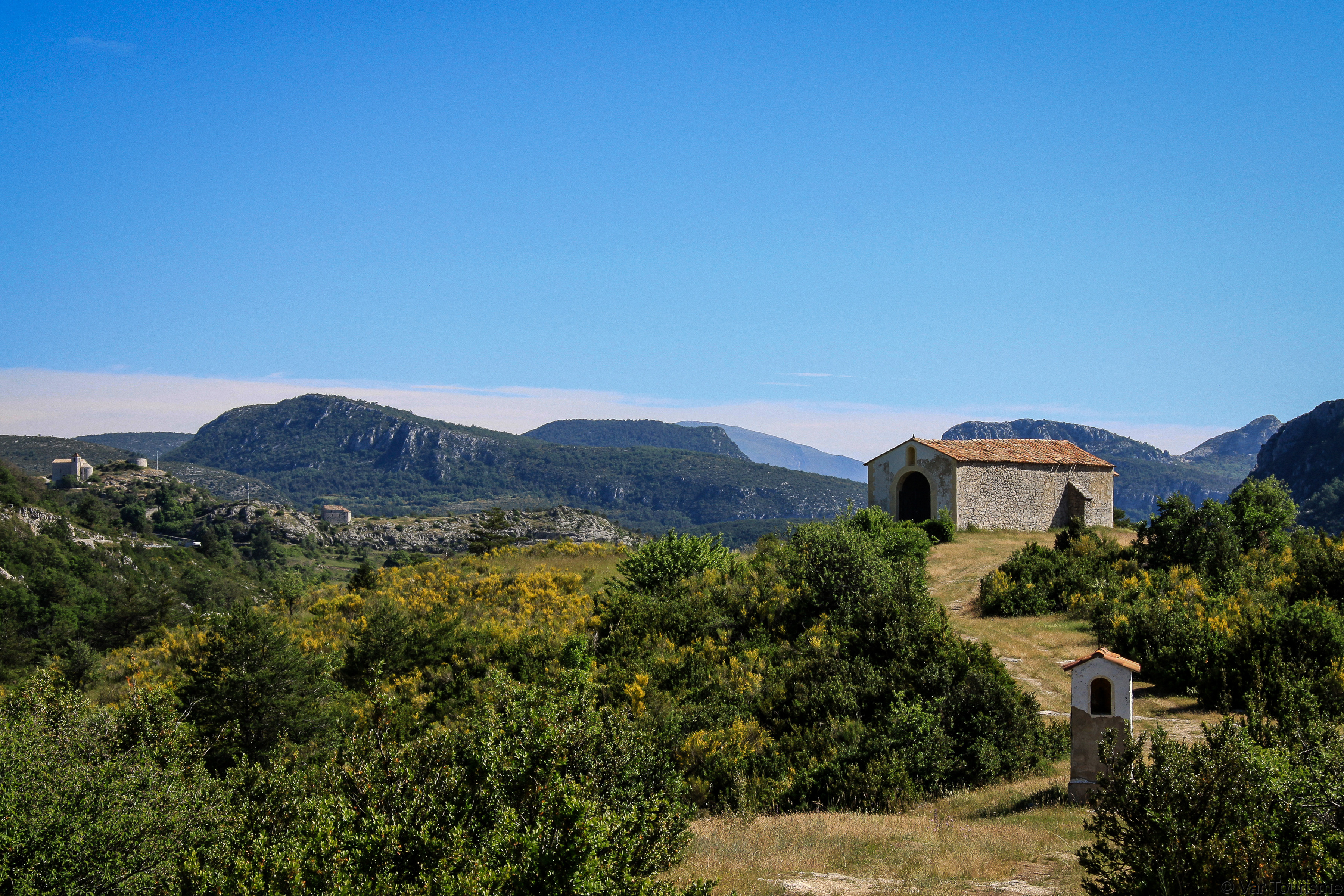 Vue sur la chapelle - Comps-sur-Artuby