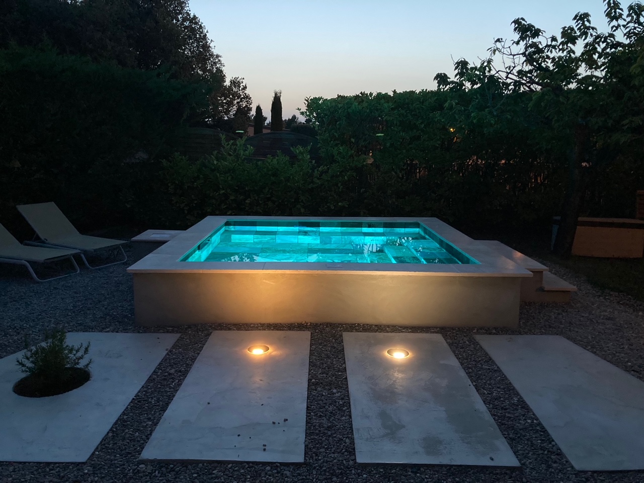 Piscine ambiance nuit - Bleu Moissac