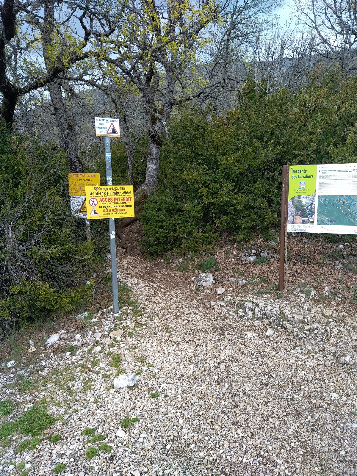 Panneau au départ du sentier (descente des Cavaliers) - Interdiction d'accès au sentier de l'Imbut
