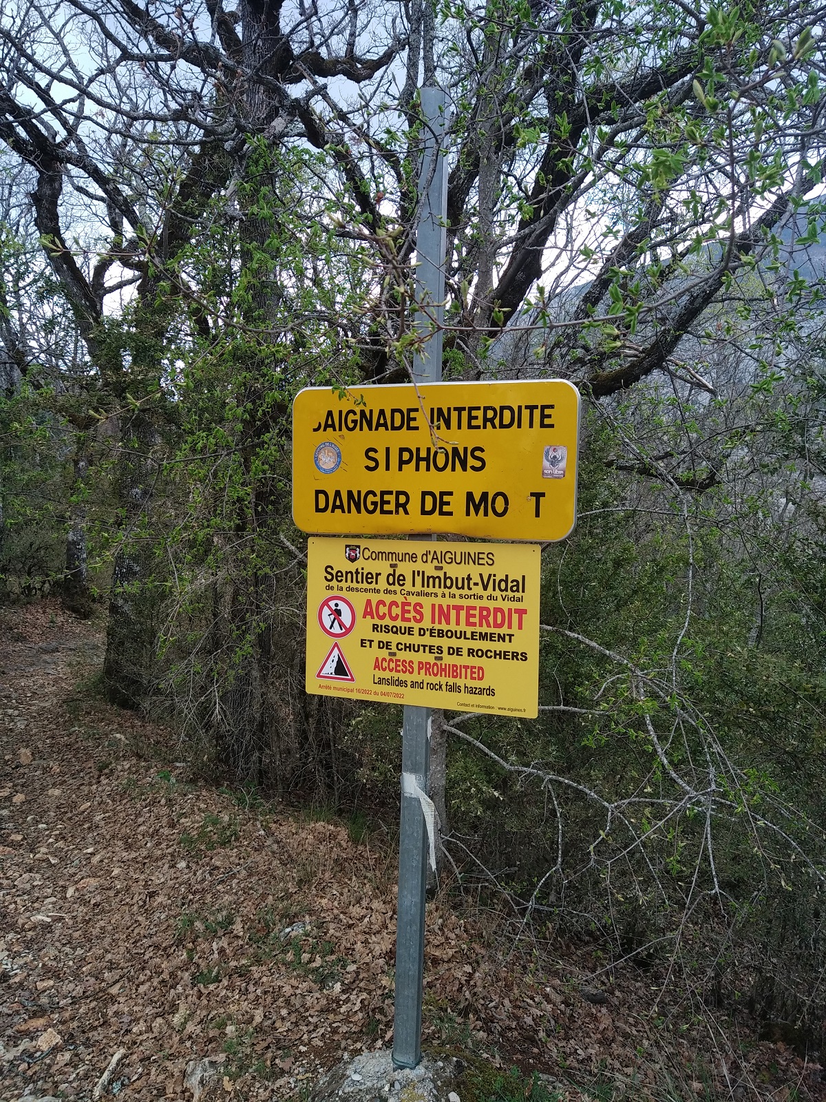 Panneau à la fin (sortie Vidal) - Interdiction d'accès au sentier de l'Imbut