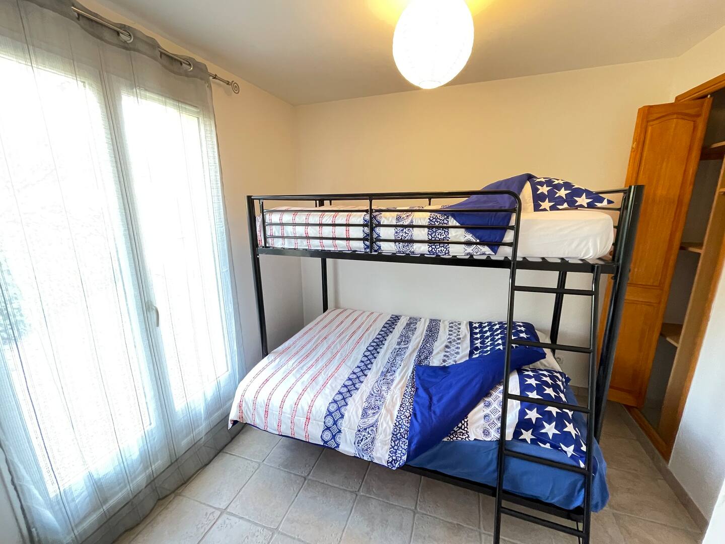 Chambre 2 lits superposés: Lit double et lit simple, accès vers petite terrasse. - Villa Chez Marc