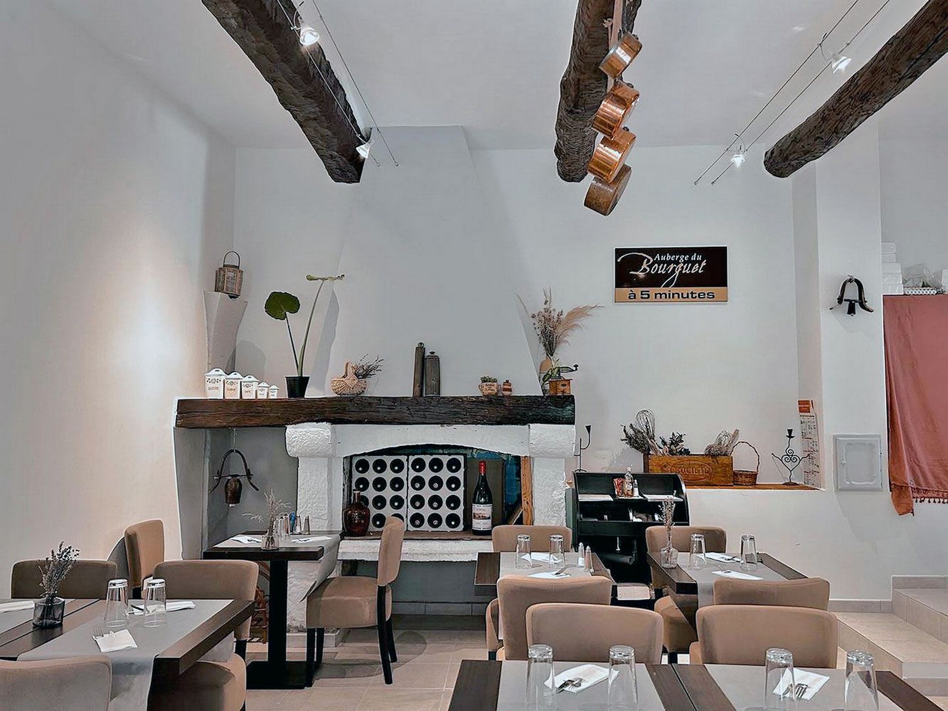 Terrasse ombragée - L'auberge du Bourguet