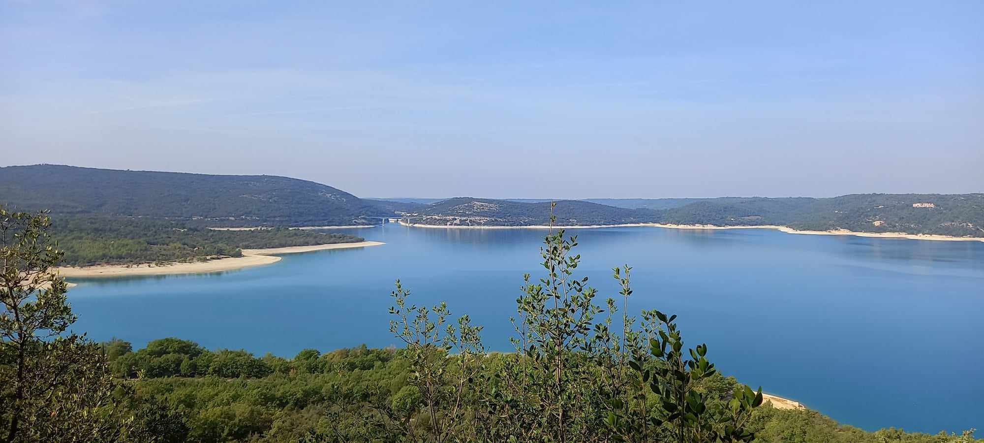 Vue sur le barrage et Le Castellas - GR 99 - Plan Defens