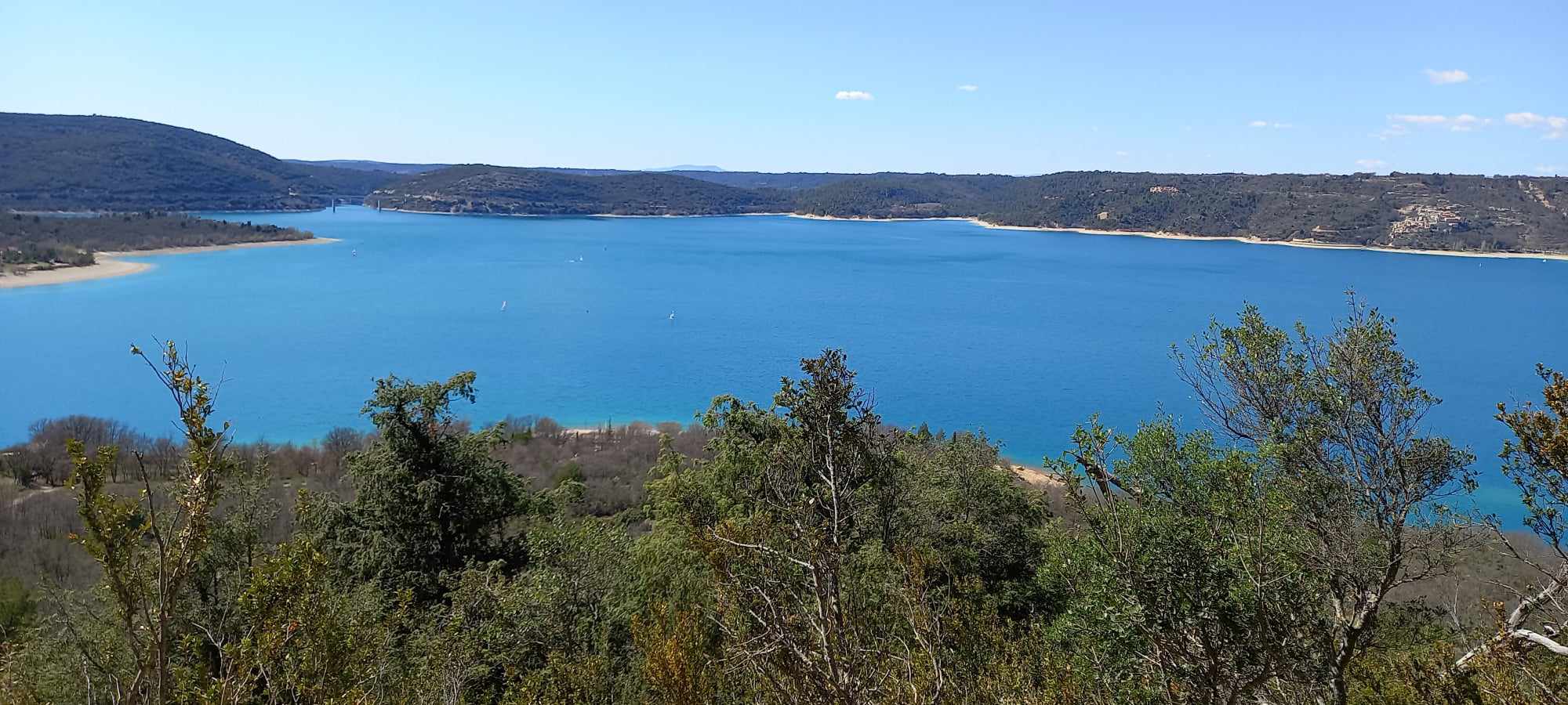 Vue sur le barage - GR 99 - Plan Defens