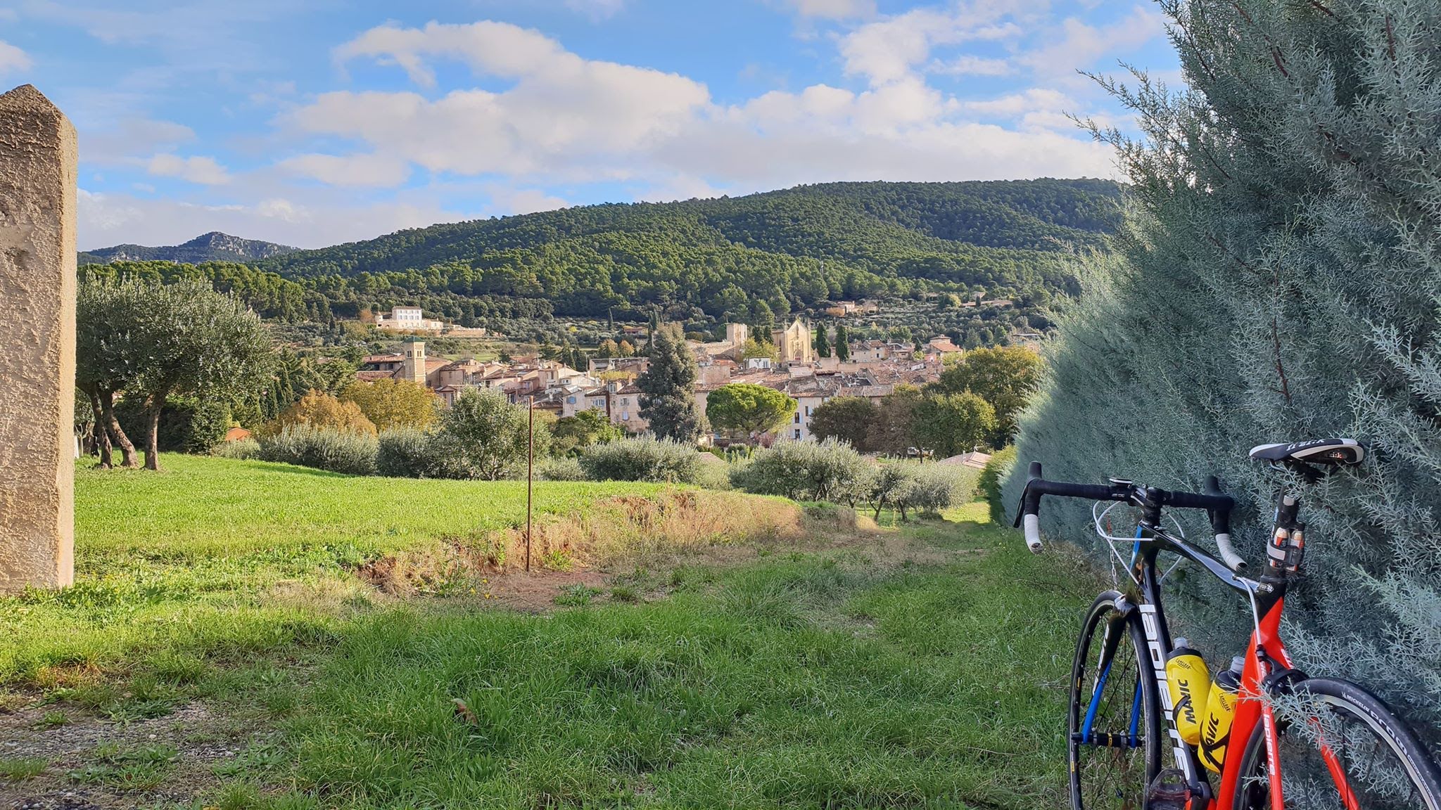 Vue sur Aups - Terres, truffes et cascades