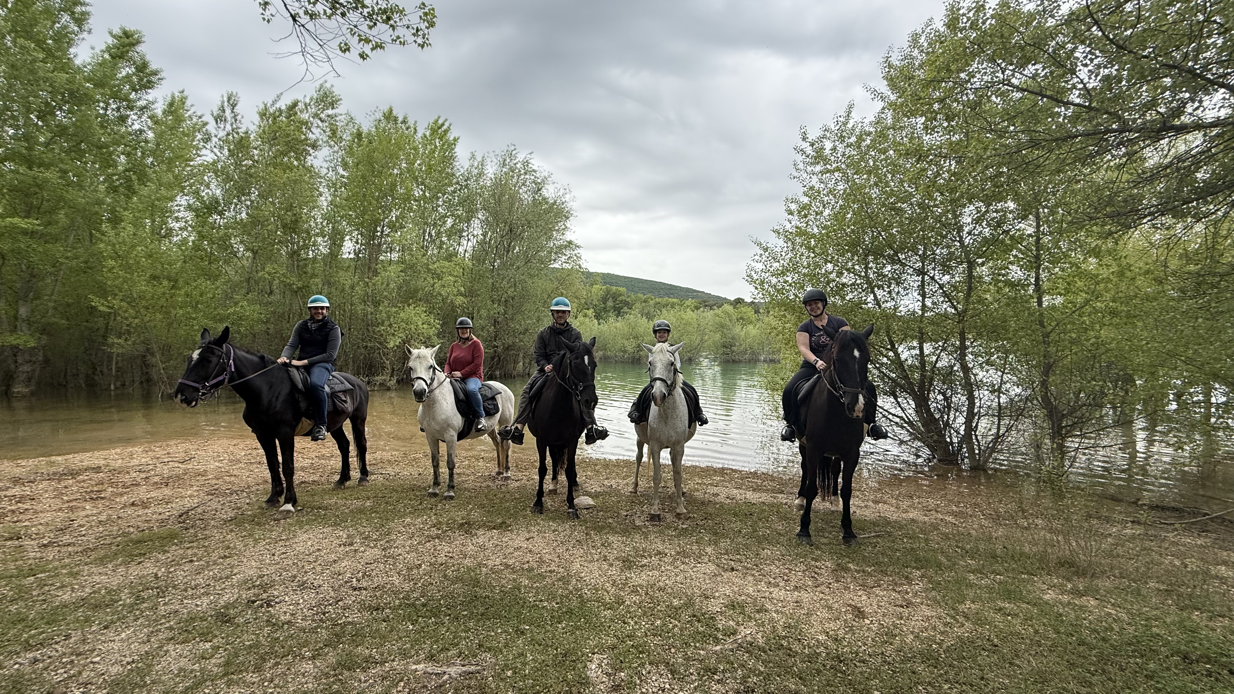 Groupe en sortie équestre - Sorties à cheval avec l'Ecrin du Lac