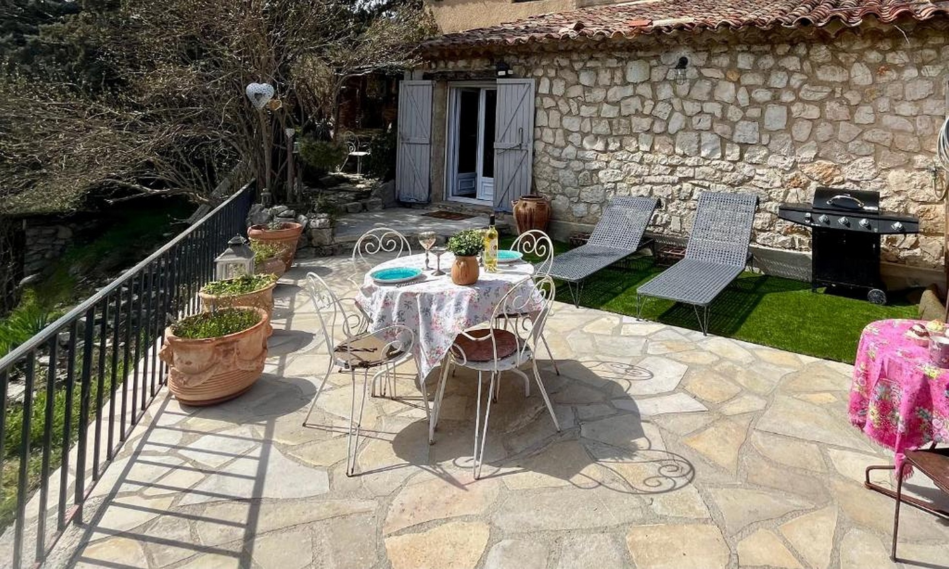 Terrasse - Chez Eddy et Caro : Gîte La Bohème_Trigance
