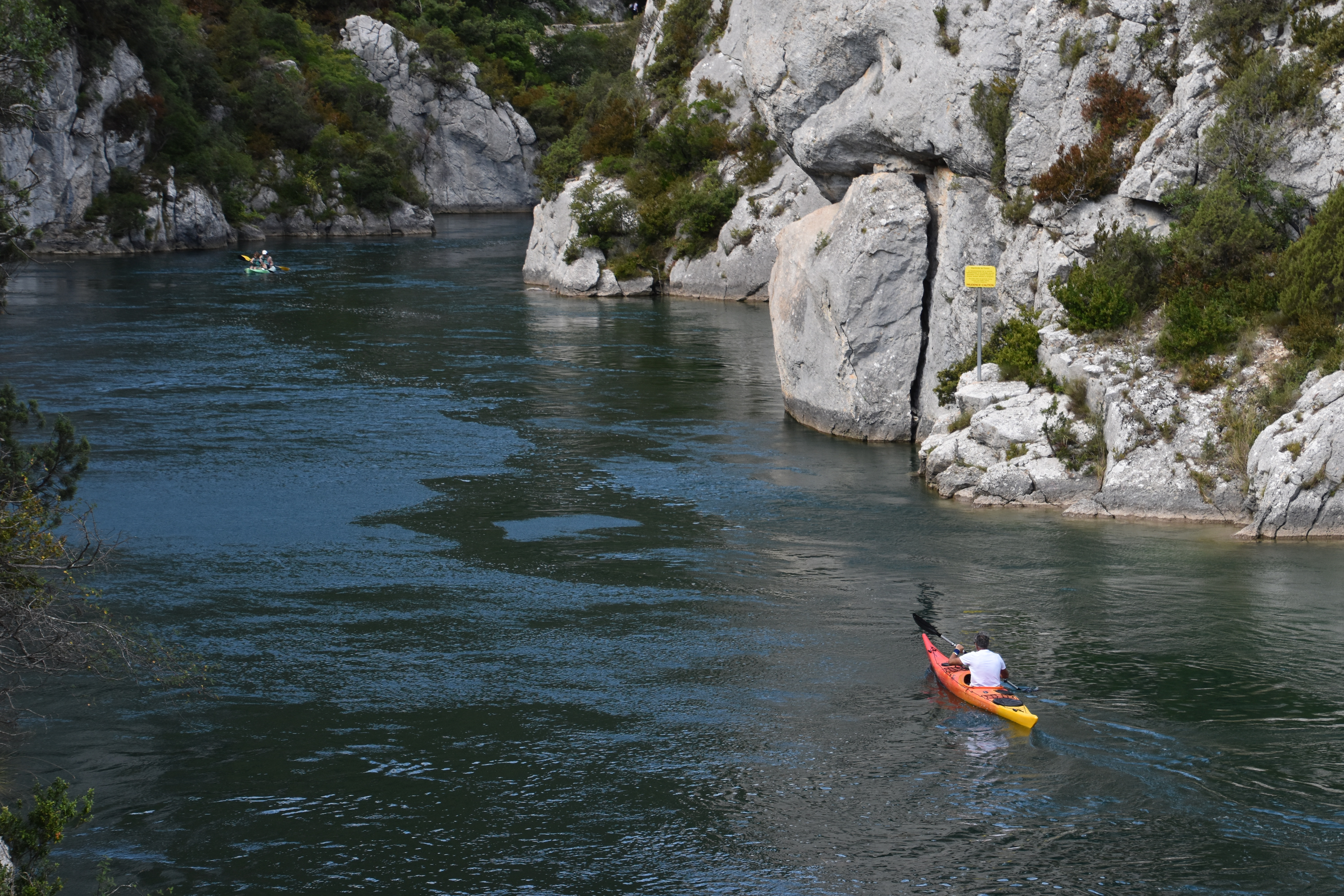 Vue sur les gorges du Verdon avec des kayakistes