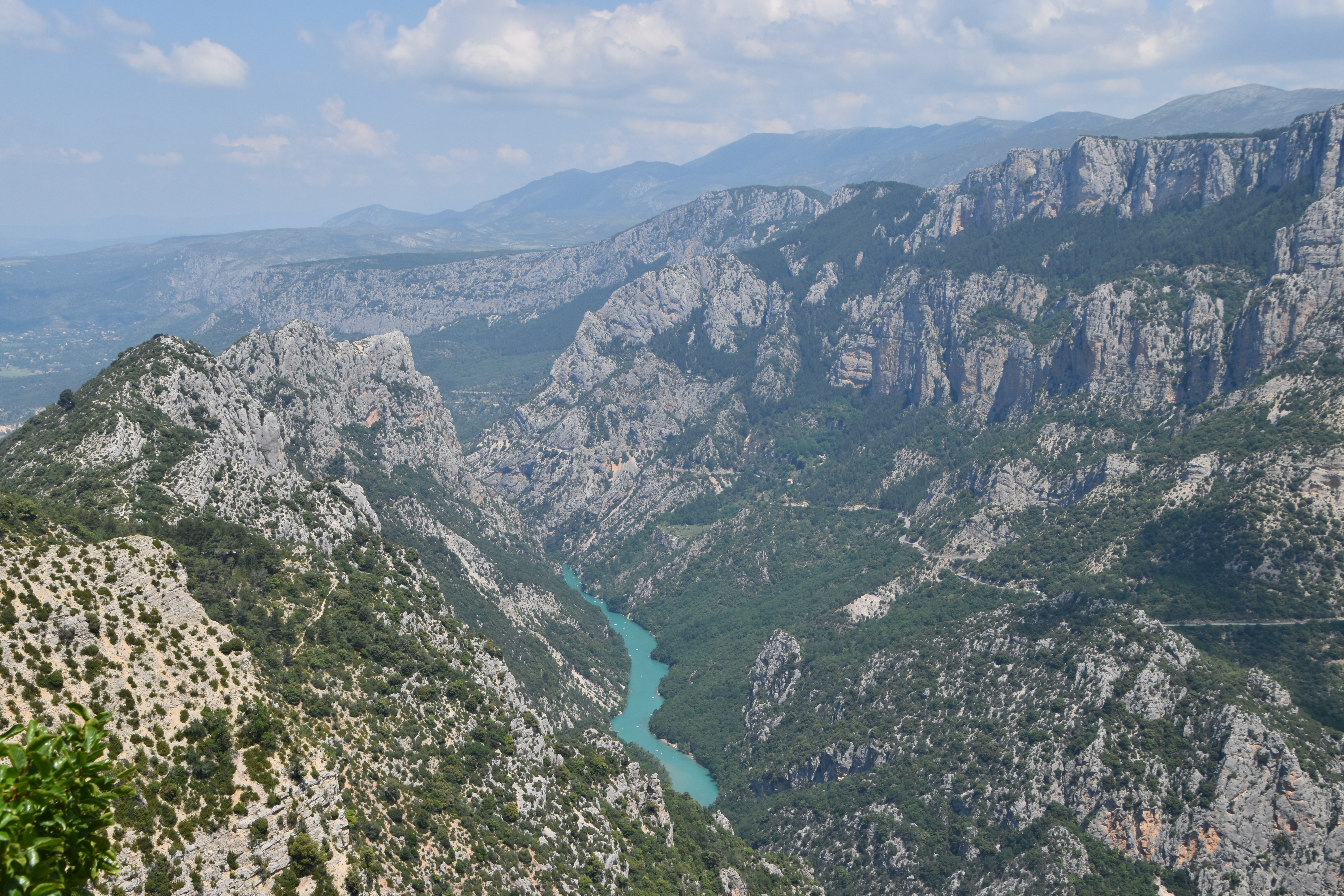 Vue aérienne des gorges du Verdon avec ses collines rocheuses parsemées de végétation